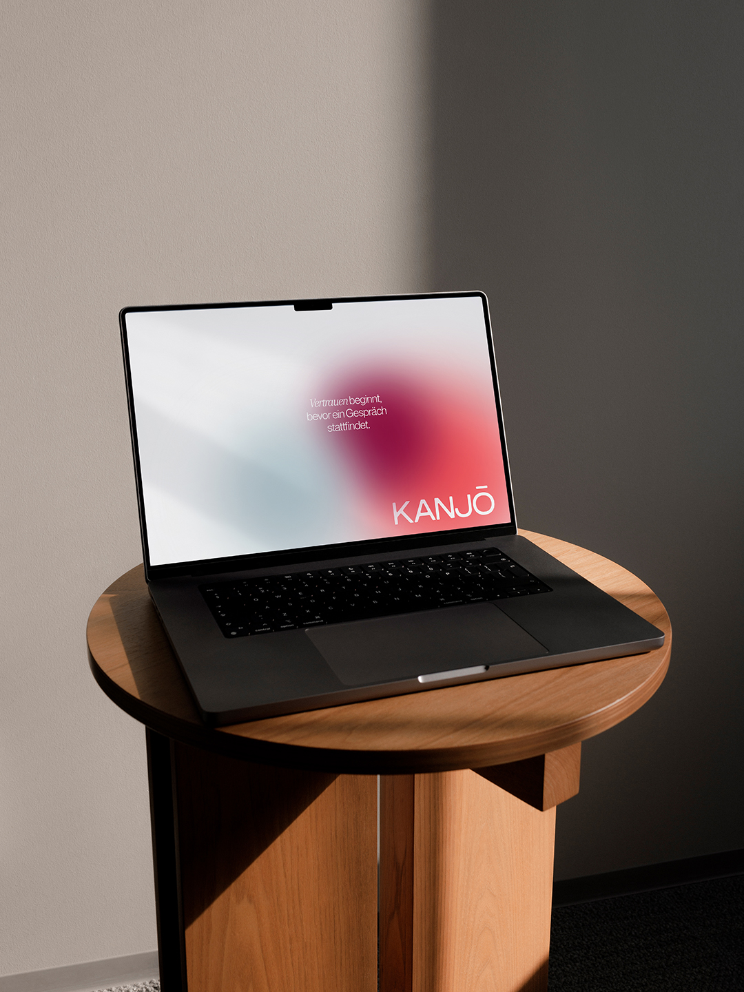 Laptop mit der Website der Praxis Kanjō auf einem Hocker